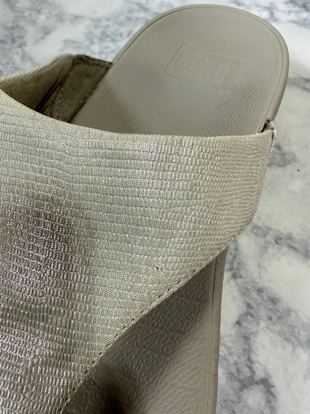 Fitflop Lulu sliver white metallic reptile shimmer thing sandals size 10